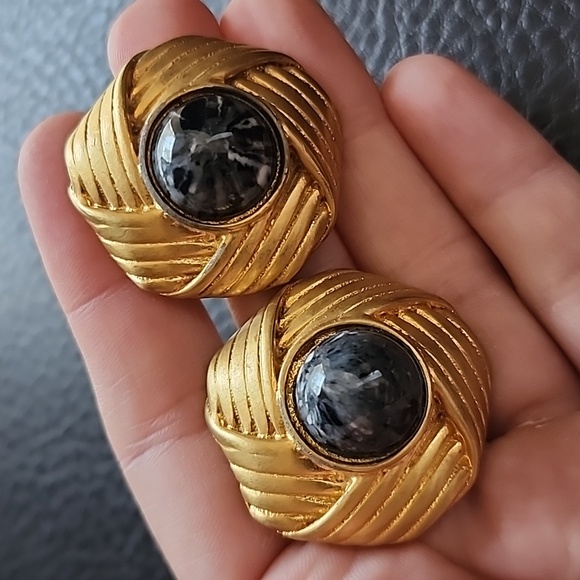 VTG clip on earrings - Picture 4 of 8